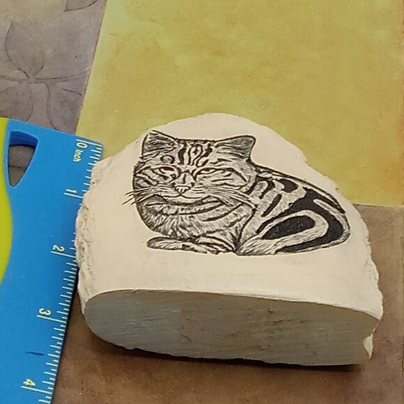 Resin CAT Tiger Stripe PAPERWEIGHT Engraved Boulder Shape Tan Black 3D Etch - Picture 3 of 4